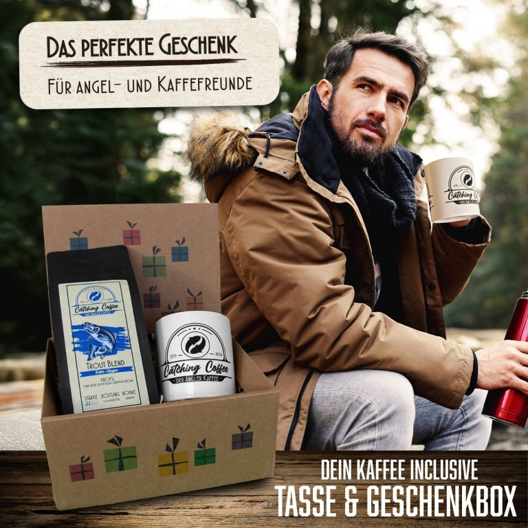 Geschenkbox Geschenkset mit Kaffee, Tasse und dekorativer Box, präsentiert von einem Mann im Winterjacke.